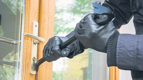 Как защитить свой загородный дом от взлома во время отпуска: комплексные решения.